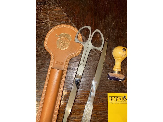 Lot 52 - schaar en stempel panter - afbeelding 2 van  3