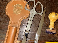 Lot 52 - schaar en stempel panter - afbeelding 2 van  3