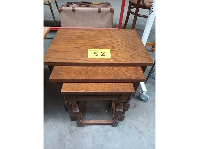 Lot 52 - set nesttafeltjes - afbeelding 1 van  4