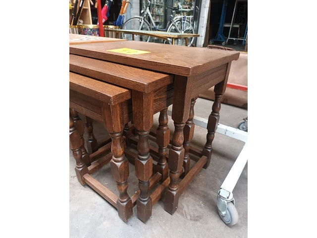Lot 52 - set nesttafeltjes - afbeelding 3 van  4