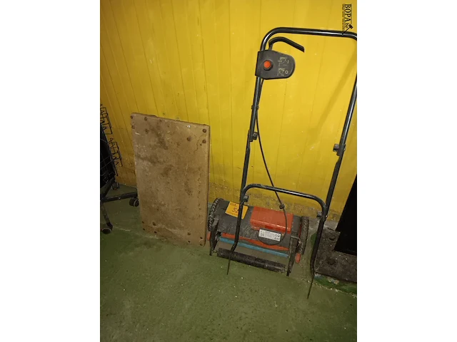 Lot 52 - verhuiskar en grasmaaier - afbeelding 1 van  2