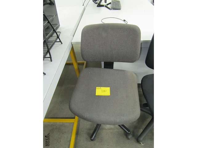 Lot 520 - bureaustoel - afbeelding 1 van  2