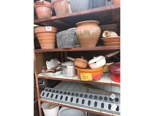 Lot 521 - bloempotten en brocante. inhoud rek - afbeelding 1 van  4