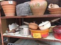 Lot 521 - bloempotten en brocante. inhoud rek - afbeelding 1 van  4