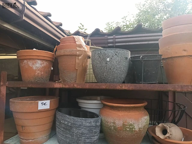 Lot 521 - bloempotten en brocante. inhoud rek - afbeelding 2 van  4