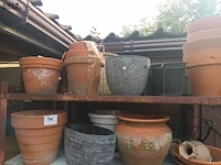 Lot 521 - bloempotten en brocante. inhoud rek - afbeelding 2 van  4
