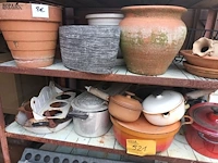 Lot 521 - bloempotten en brocante. inhoud rek - afbeelding 3 van  4
