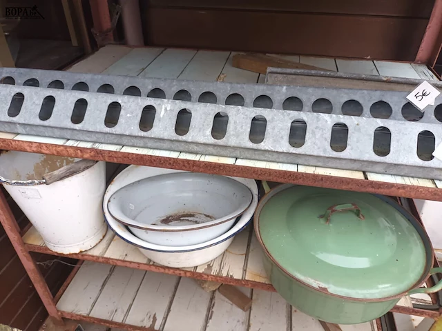 Lot 521 - bloempotten en brocante. inhoud rek - afbeelding 4 van  4