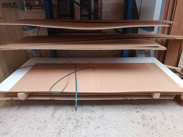 Lot 522 - lot panelen. inhoud rek - afbeelding 1 van  7