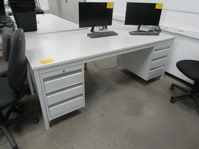 Lot 522 - metalen bureau - afbeelding 1 van  4