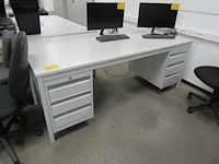 Lot 522 - metalen bureau - afbeelding 1 van  4