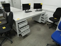 Lot 522 - metalen bureau - afbeelding 2 van  4