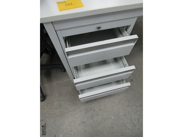 Lot 522 - metalen bureau - afbeelding 3 van  4