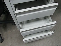 Lot 522 - metalen bureau - afbeelding 3 van  4