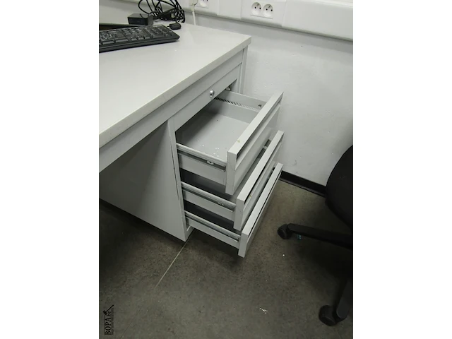 Lot 522 - metalen bureau - afbeelding 4 van  4