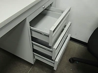 Lot 522 - metalen bureau - afbeelding 4 van  4