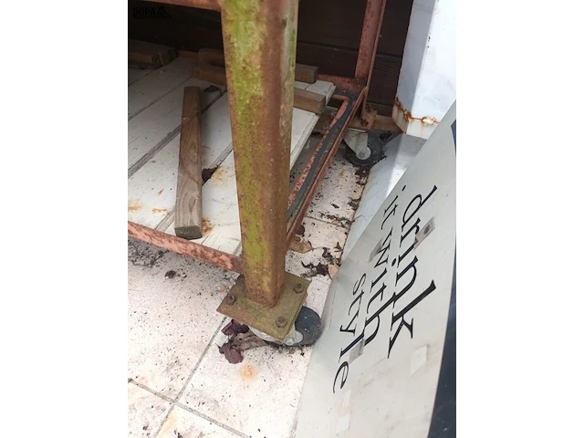 Lot 522 - metalen rek - afbeelding 2 van  3