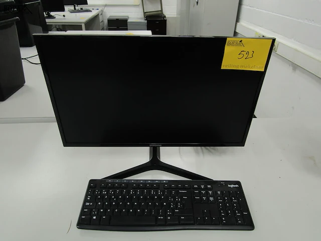 Lot 523 - computerscherm en toetsenbord - afbeelding 1 van  3