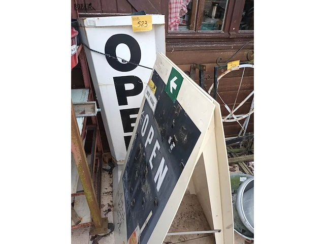 Lot 523 - stoepborden. 3 stuks - afbeelding 1 van  4