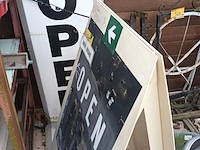 Lot 523 - stoepborden. 3 stuks - afbeelding 1 van  4