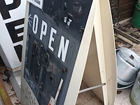 Lot 523 - stoepborden. 3 stuks - afbeelding 2 van  4