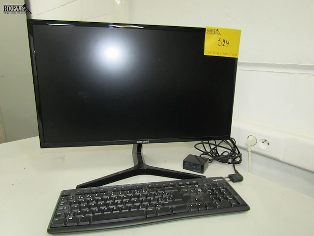Lot 524 - computerscherm en toetsenbord - afbeelding 1 van  3