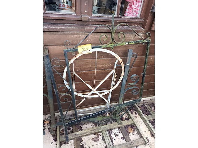 Lot 524 - metalen frames en tafelframe. 3 stuks - afbeelding 1 van  4