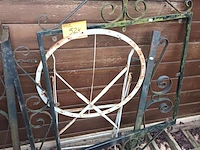 Lot 524 - metalen frames en tafelframe. 3 stuks - afbeelding 1 van  4