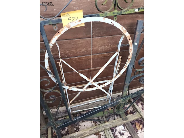 Lot 524 - metalen frames en tafelframe. 3 stuks - afbeelding 2 van  4