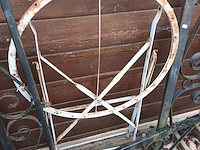 Lot 524 - metalen frames en tafelframe. 3 stuks - afbeelding 2 van  4