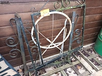 Lot 524 - metalen frames en tafelframe. 3 stuks - afbeelding 3 van  4