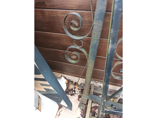 Lot 524 - metalen frames en tafelframe. 3 stuks - afbeelding 4 van  4