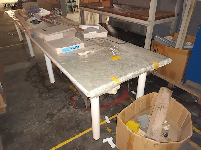 Lot 524 - werktafel - afbeelding 2 van  3