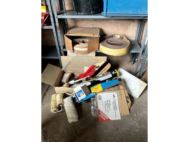 Lot 525 - behangersgerief en rollen schuurband - afbeelding 1 van  5