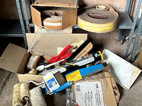 Lot 525 - behangersgerief en rollen schuurband - afbeelding 1 van  5