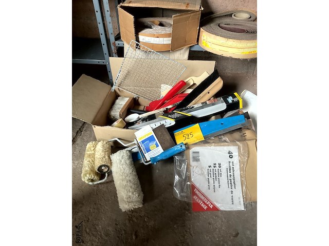 Lot 525 - behangersgerief en rollen schuurband - afbeelding 2 van  5