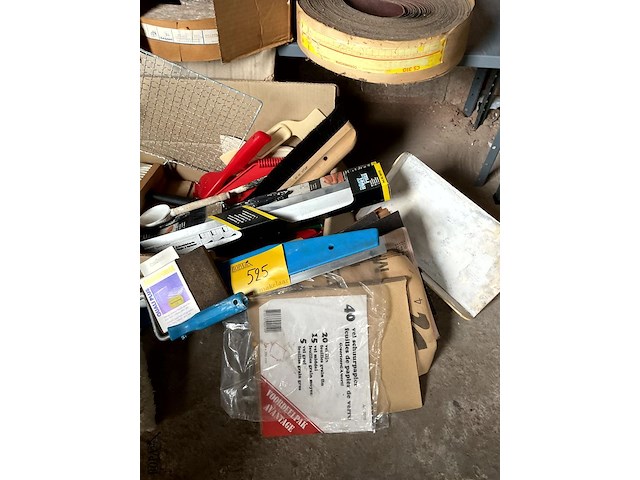 Lot 525 - behangersgerief en rollen schuurband - afbeelding 3 van  5