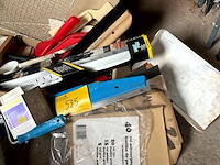 Lot 525 - behangersgerief en rollen schuurband - afbeelding 3 van  5