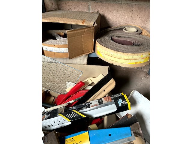 Lot 525 - behangersgerief en rollen schuurband - afbeelding 4 van  5