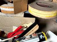 Lot 525 - behangersgerief en rollen schuurband - afbeelding 4 van  5