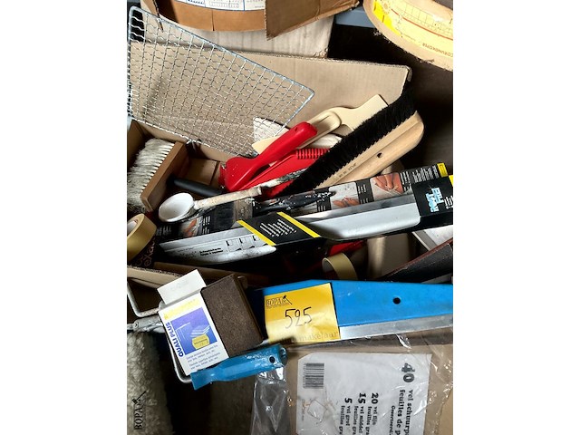 Lot 525 - behangersgerief en rollen schuurband - afbeelding 5 van  5