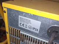 Lot 526 - werkplaatskachel en werflamp - afbeelding 5 van  5
