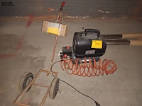 Lot 527 - compressor met kar - afbeelding 1 van  4