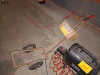 Lot 527 - compressor met kar - afbeelding 2 van  4