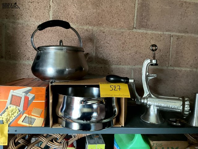 Lot 527 - keukenmateriaal vleesmolen, waterketel inox, zeef inox nieuw - afbeelding 1 van  4