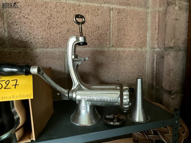 Lot 527 - keukenmateriaal vleesmolen, waterketel inox, zeef inox nieuw - afbeelding 2 van  4
