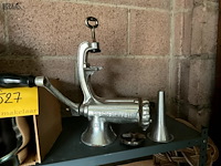 Lot 527 - keukenmateriaal vleesmolen, waterketel inox, zeef inox nieuw - afbeelding 2 van  4