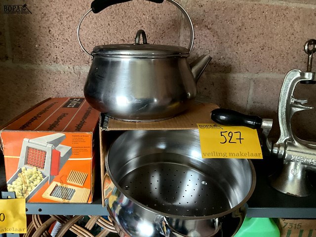 Lot 527 - keukenmateriaal vleesmolen, waterketel inox, zeef inox nieuw - afbeelding 3 van  4