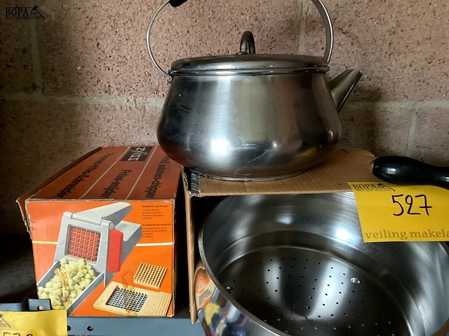 Lot 527 - keukenmateriaal vleesmolen, waterketel inox, zeef inox nieuw - afbeelding 4 van  4