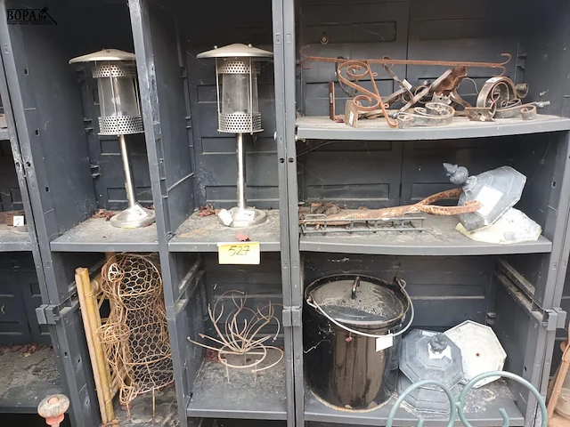 Lot 527 - lot brocante. inhoud kasten - afbeelding 1 van  7